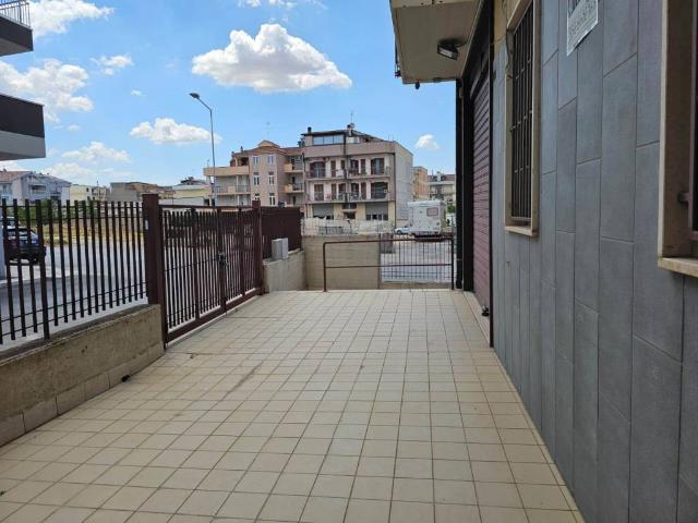 Locale Commerciale in affitto a Puglia, Bari