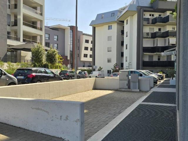 Locale Commerciale in affitto a Puglia, Bari