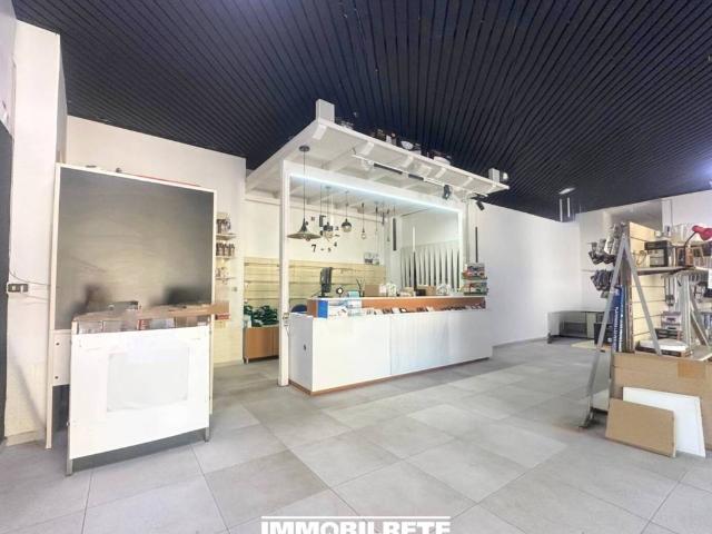 Locale Commerciale in affitto a Puglia, Bari