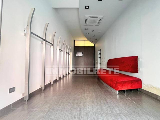Locale Commerciale in affitto a Puglia, Bari