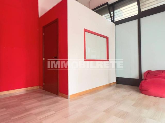 Locale Commerciale in affitto a Puglia, Bari