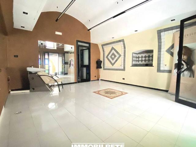 Locale Commerciale in affitto a Puglia, Bari