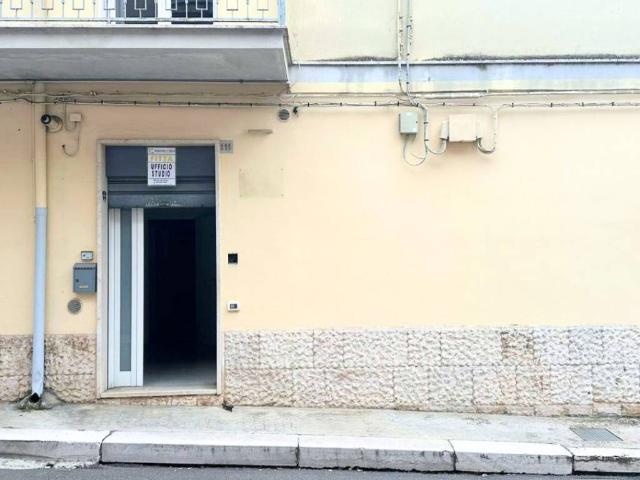 Locale Commerciale in affitto a Puglia, Bari