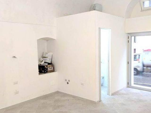 Locale Commerciale in affitto a Puglia, Bari