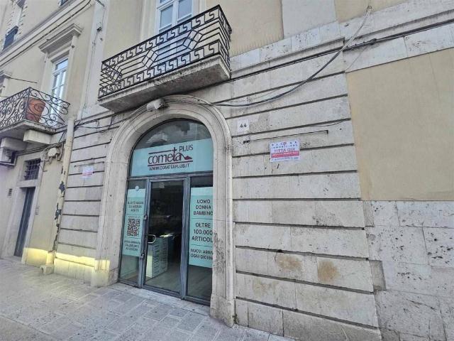 Locale Commerciale in affitto a Puglia, Bari