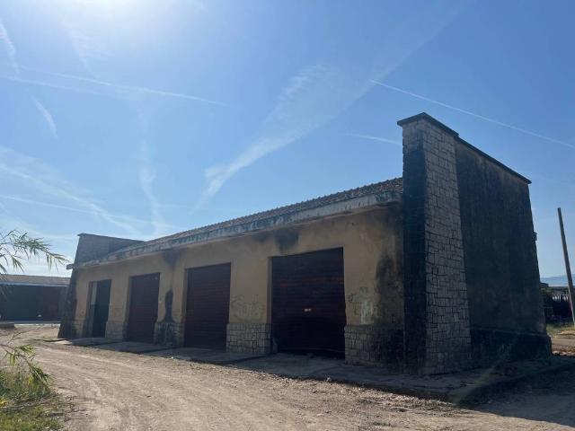 Locale Commerciale in affitto a Altavilla Silentina, Campania