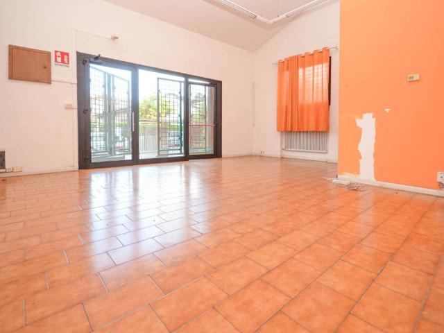 Locale Commerciale in affitto a Altavilla Vicentina, Veneto