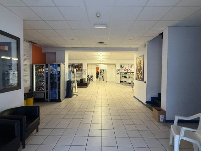 Locale Commerciale in affitto a Altopascio, Toscana