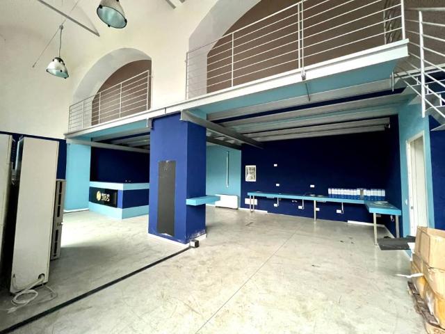 Locale Commerciale in affitto a Alzano Sopra, Alzano Lombardo