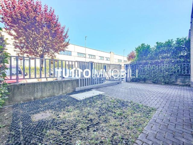 Locale Commerciale in affitto a Alzano Lombardo, Lombardia