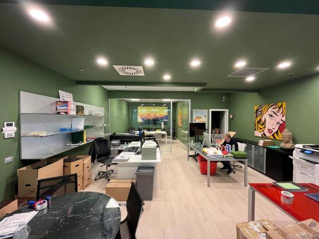 Locale Commerciale in affitto a Alzano Sopra, Alzano Lombardo