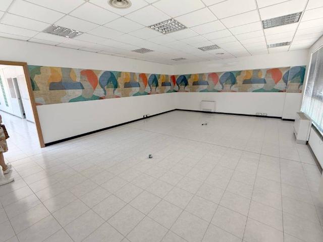 Locale Commerciale in affitto a Ambivere, Bergamo