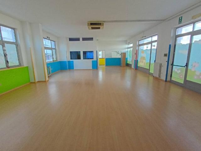 Locale Commerciale in affitto a Marche, Ancona