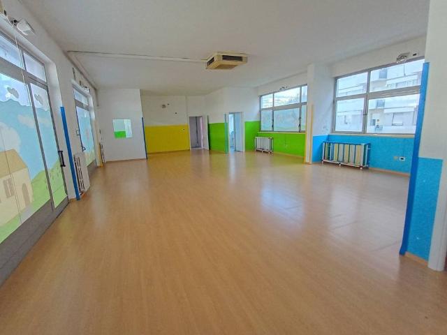 Locale Commerciale in affitto a Marche, Ancona