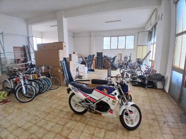 Locale Commerciale in affitto a Baraccola Ovest, Marche