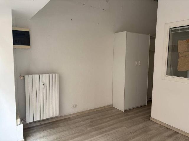 Locale Commerciale in affitto a Borgo Rodi, Marche