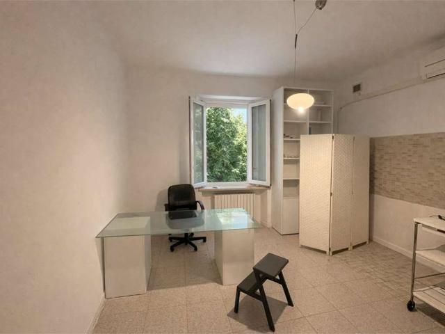 Locale Commerciale in affitto a Marche, Ancona