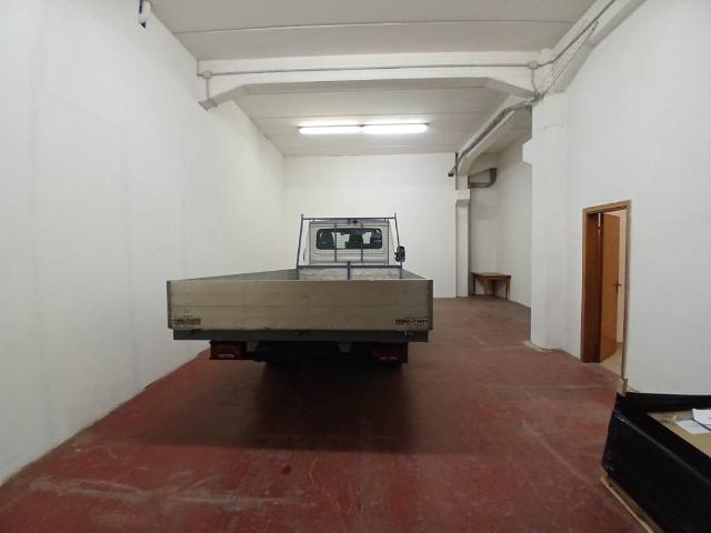 Locale Commerciale in affitto a Baraccola Ovest, Marche