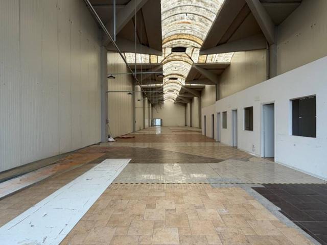 Locale Commerciale in affitto a Marche, Ancona
