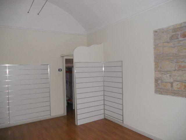 Locale Commerciale in affitto a Marche, Ancona