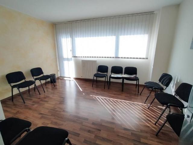 Locale Commerciale in affitto a Marche, Ancona