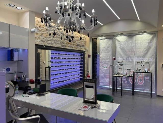 Locale Commerciale in affitto a Marche, Ancona