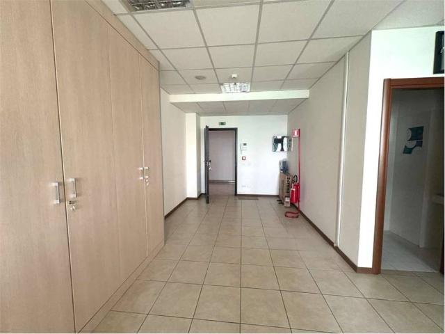 Locale Commerciale in affitto a Ponte Rosso, Marche