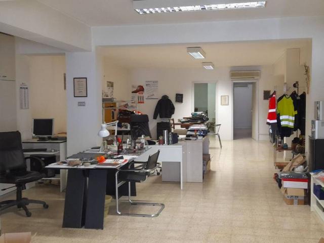 Locale Commerciale in affitto a Brecce Bianche, Marche