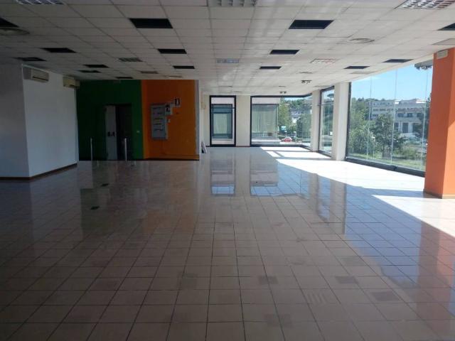 Locale Commerciale in affitto a Marche, Ancona