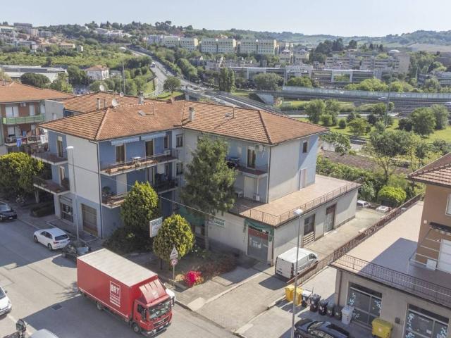 Locale Commerciale in affitto a Baraccola Ovest, Marche