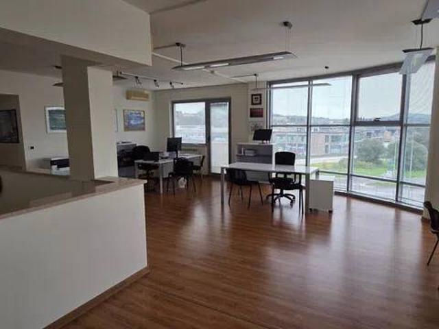 Locale Commerciale in affitto a Baraccola Est, Marche