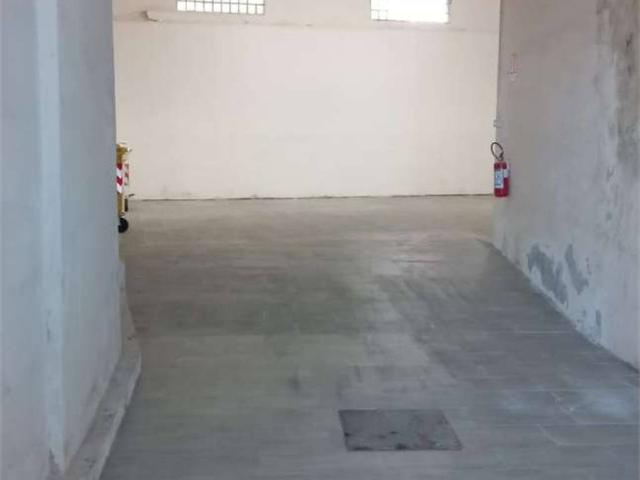 Locale Commerciale in affitto a Marche, Ancona