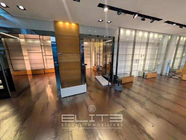 Locale Commerciale in affitto a Santo Stefano, Marche
