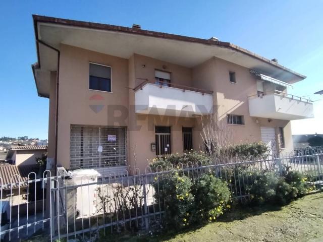 Locale Commerciale in affitto a Baraccola Ovest, Marche