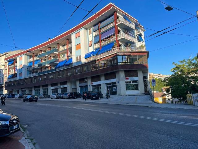 Locale Commerciale in affitto a Vallemiano, Marche