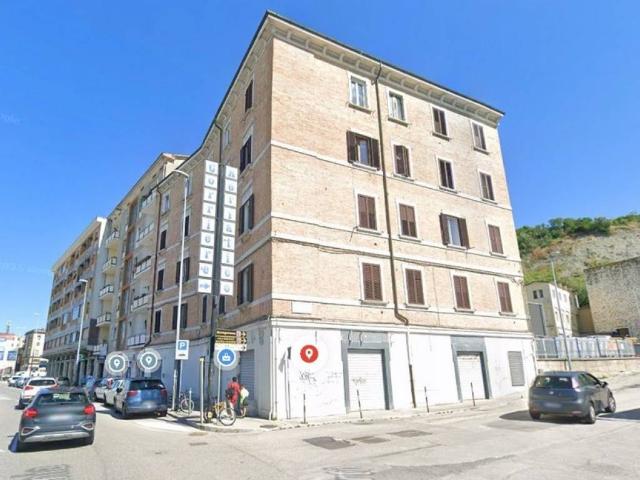 Locale Commerciale in affitto a Marche, Ancona