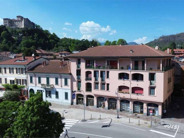 Locale Commerciale in affitto a Angera, Lombardia
