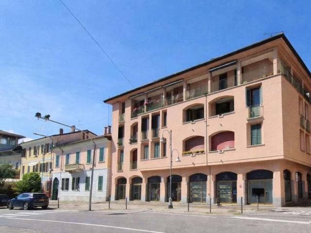 Locale Commerciale in affitto a Angera, Lombardia