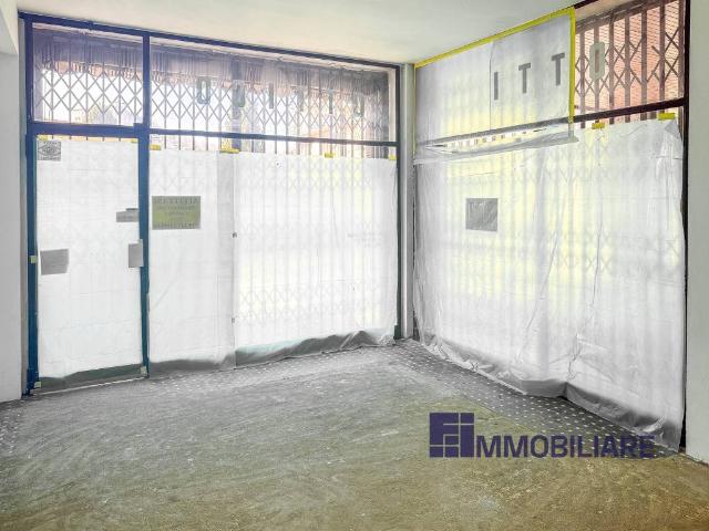 Locale Commerciale in affitto a Angera, Lombardia