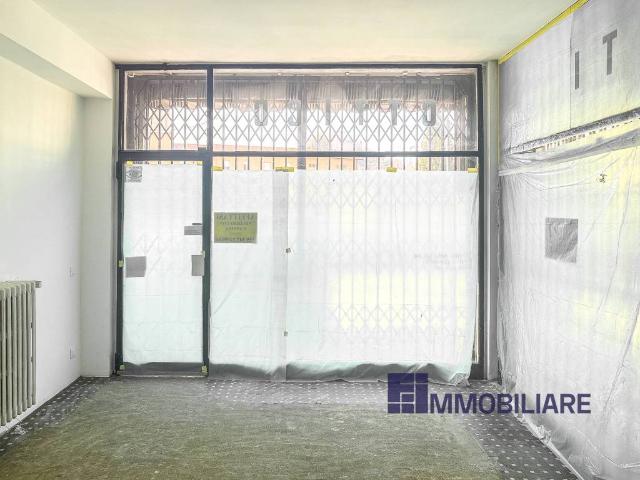 Locale Commerciale in affitto a Angera, Lombardia