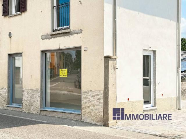 Locale Commerciale in affitto a Angera, Varese