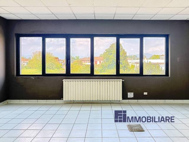 Locale Commerciale in affitto a Angera, Varese