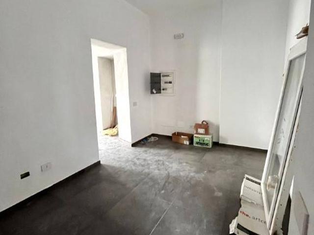 Locale Commerciale in affitto a Angera, Varese