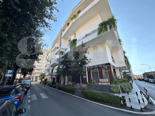 Locale Commerciale in affitto a Angri, Campania