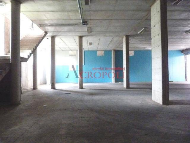 Locale Commerciale in affitto a Anguillara Sabazia, Roma