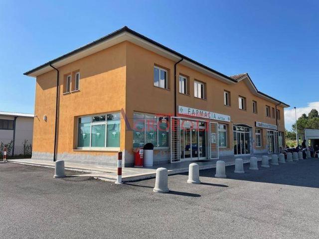 Locale Commerciale in affitto a Anguillara Sabazia, Roma