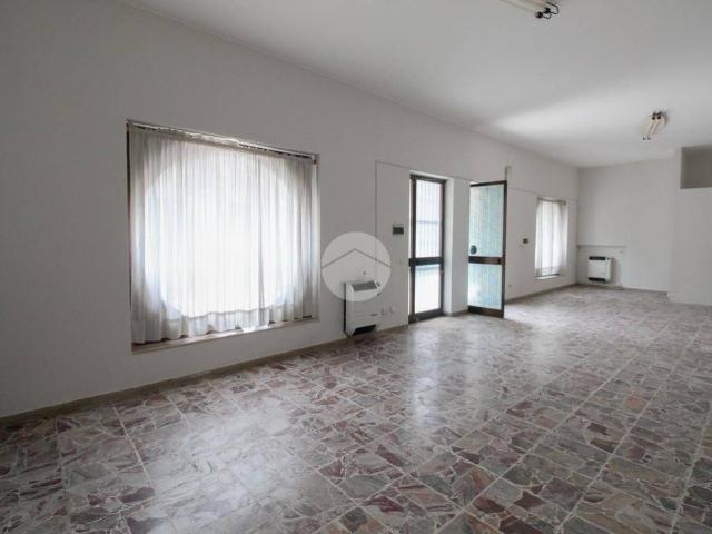Locale Commerciale in affitto a Antegnate, Lombardia