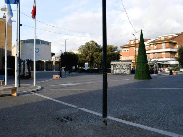Locale Commerciale in affitto a Lido di Enea, Roma Capitale