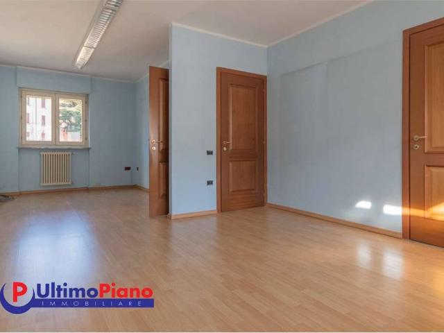 Locale Commerciale in affitto a Aosta