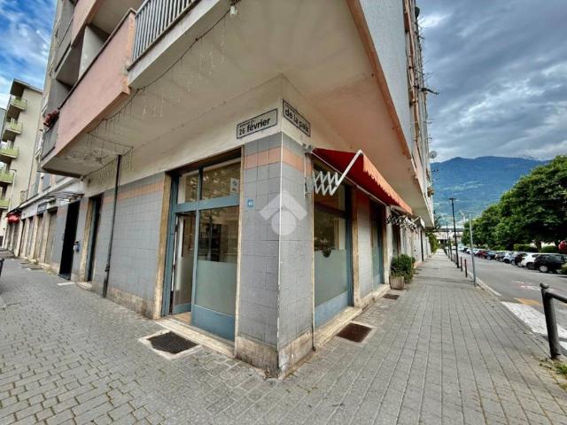 Locale Commerciale in affitto a Aosta, Porossan-La Combaz
